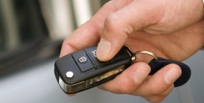 Zawiń kluczyki do samochodu w folię aluminiową. Wielu kierowców stosuje to niezawodne rozwiązanie