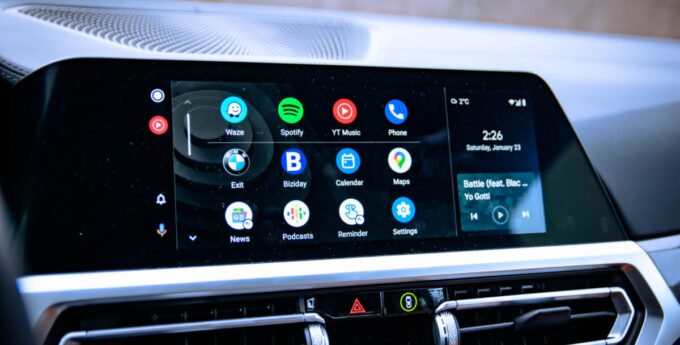 Google Maps szaleją na Android Auto, ale Waze jest lepszą opcją. Kierowcy znów zauważyli usterki