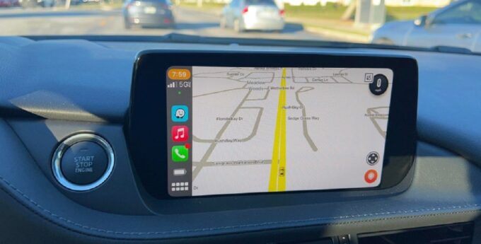Waze sprawia problemy użytkownikom CarPlay. To zachowanie robi się irytujące