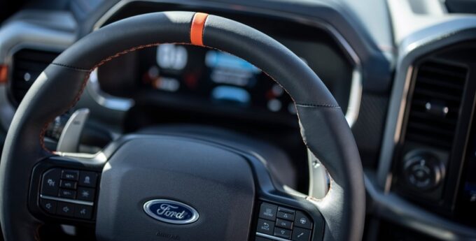 Problem z chipami powraca. Znany producent zawiesza produkcję w fabrykach