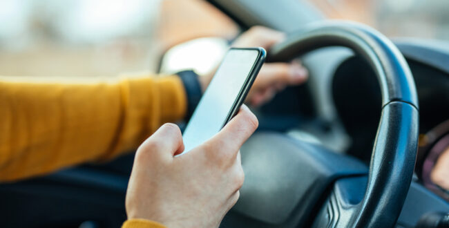 Kierowcy zostawiają telefony w samochodzie podczas upałów. A to bardzo poważny błąd!