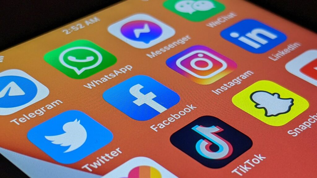facebook instagram twitter x tiktok płatny płatne