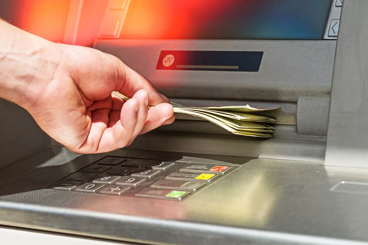 wyplata pieniedzy bankomat