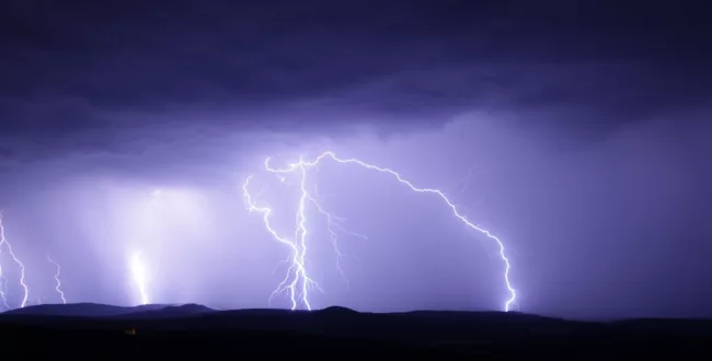Czy podczas burzy należy odłączyć sprzęt elektroniczny od prądu? Wyjaśniamy fakty i mity na ten temat…