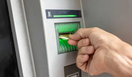 Oszuści mają sposób na przejęcie pieniędzy z bankomatów. Czym jest Cash Trapping?