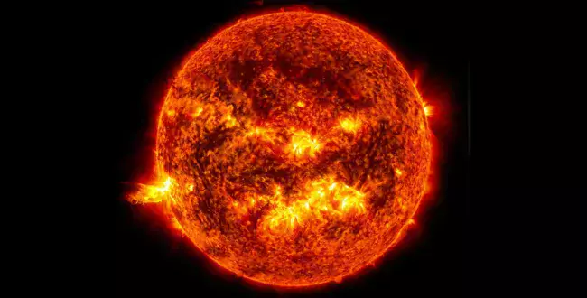 Na Słońcu pojawiły się ogromne czarne plany. Każdy z Ziemi może je dostrzec