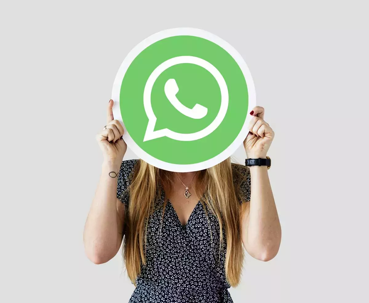 kobieta-pokazuje ikone-programu-whatsapp